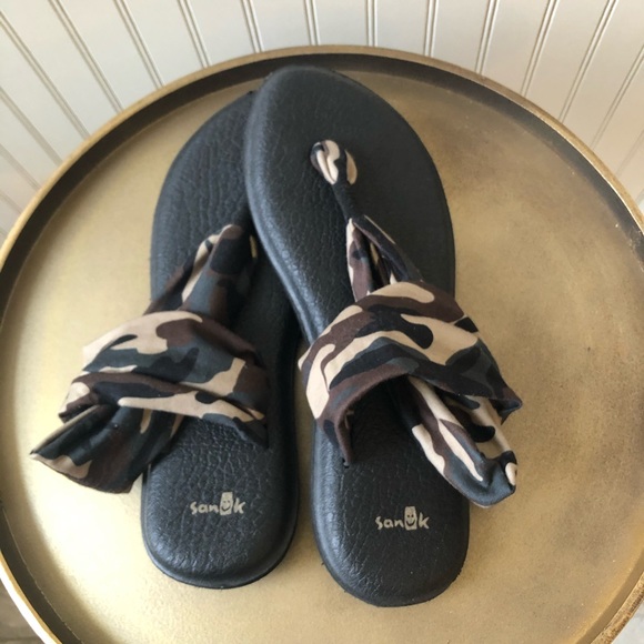 SANUK YOGA SLING ‘ELLA’ SANDALS. CAMO PRINT. 9. - Picture 3 of 6
